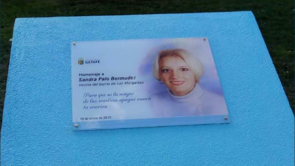 La placa de Sandra Palo en el día de su colocación