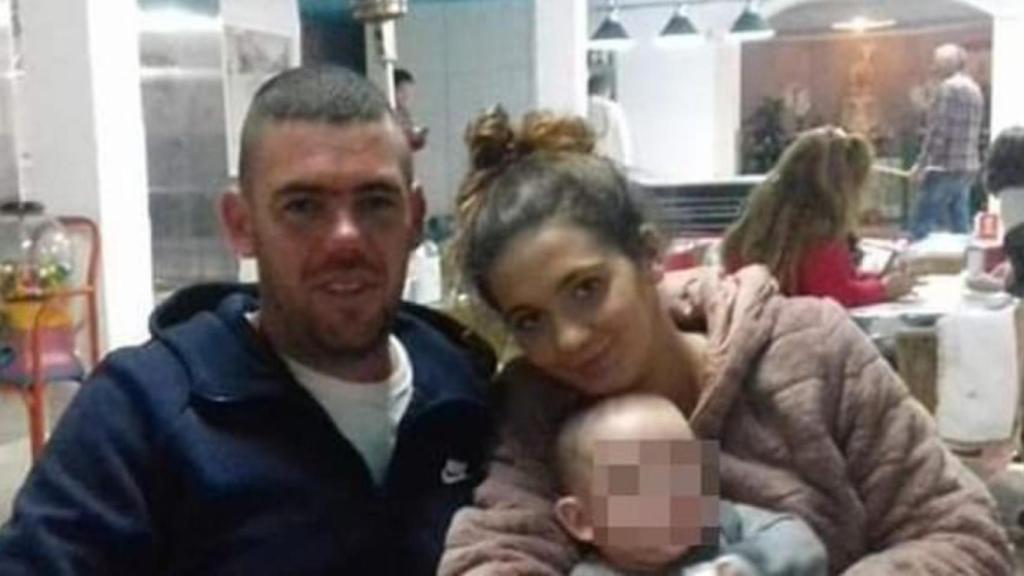 Natalia, junto a su hijo y su novio.
