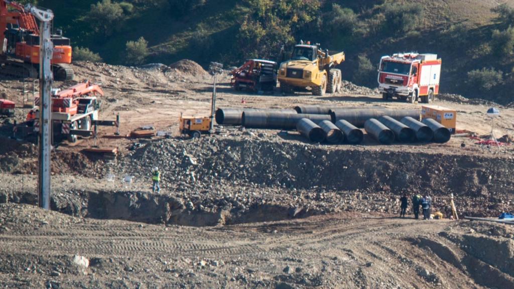 Los padres de Julen visitan la zona cero del rescate junto a algunos técnicos.