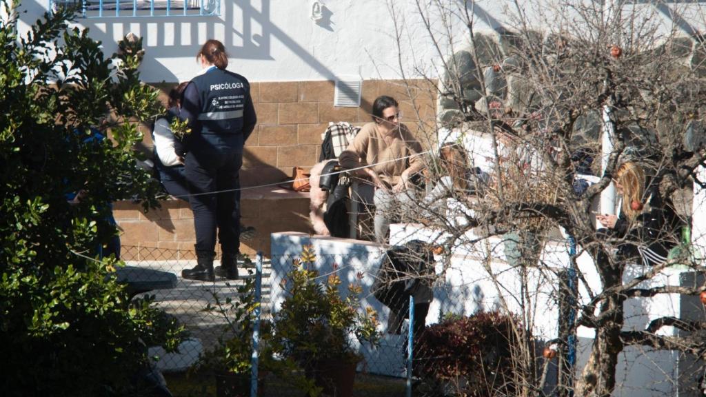 Varios psicólogos atienden a los familiares de Julen durante las 24 horas del día.