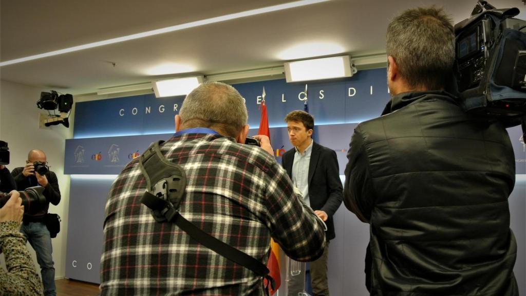 La sala de prensa del Congreso, llena ante la comparecencia de Íñigo Errejón tras dimitir como diputado.