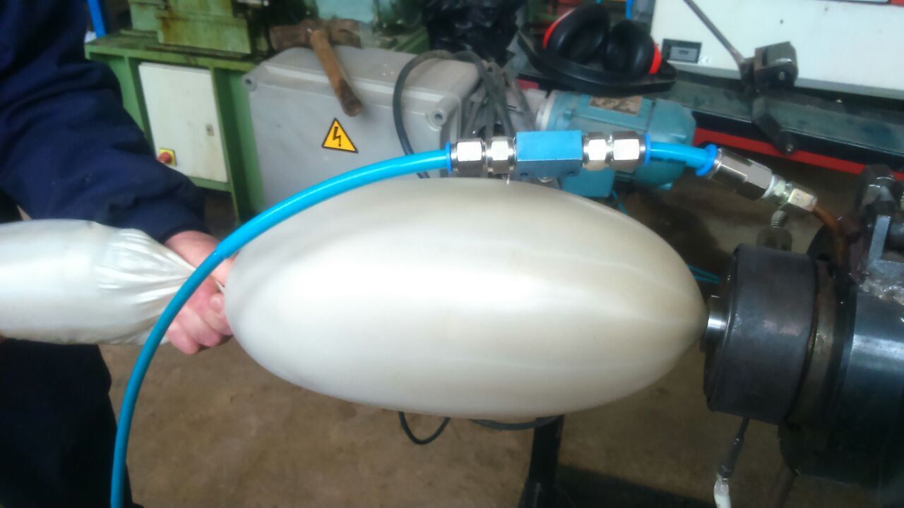 Proceso de extrusión para obtener los bioplásticos.