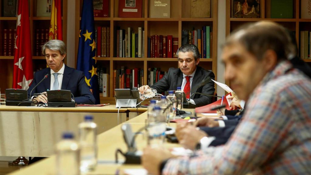 El presidente de la Comunidad de Madrid, Ángel Garrido, durante la reunión con el sector del Taxi.