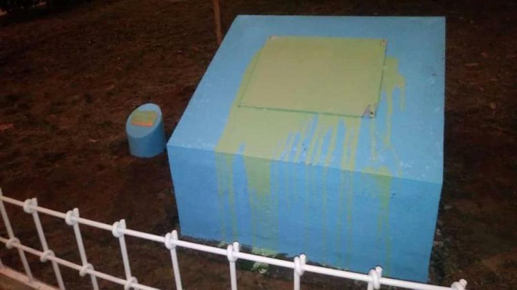 La placa de homenaje a Sandra Palo cubierta de pintura