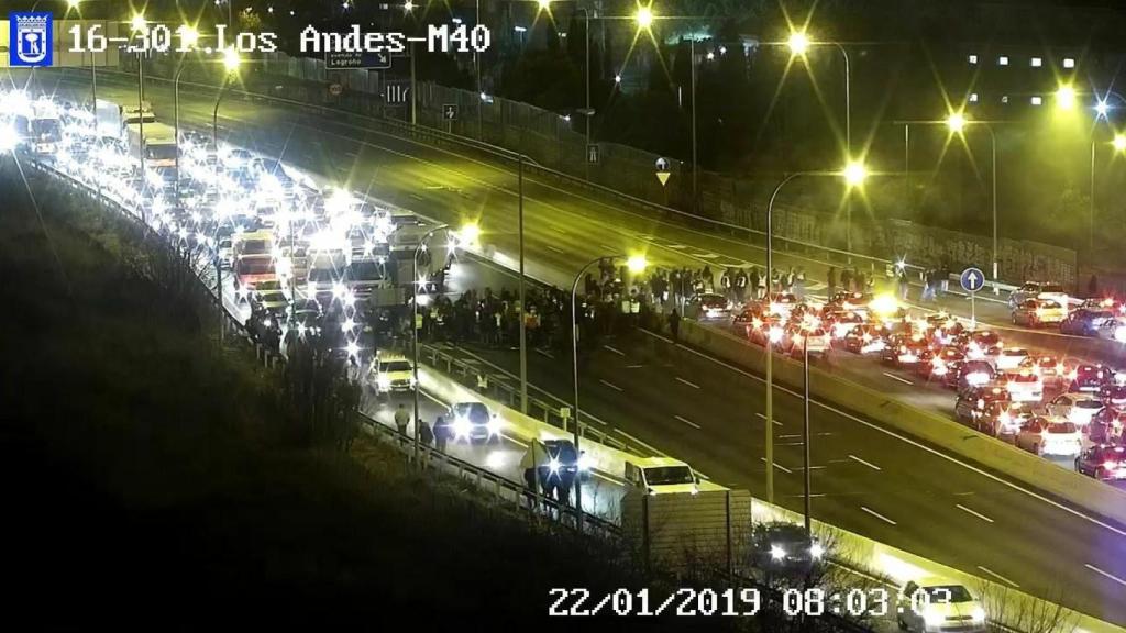 La M-40 cortada en ambos sentidos cortada en ambos sentidos en la zona de avda. de los Andes.