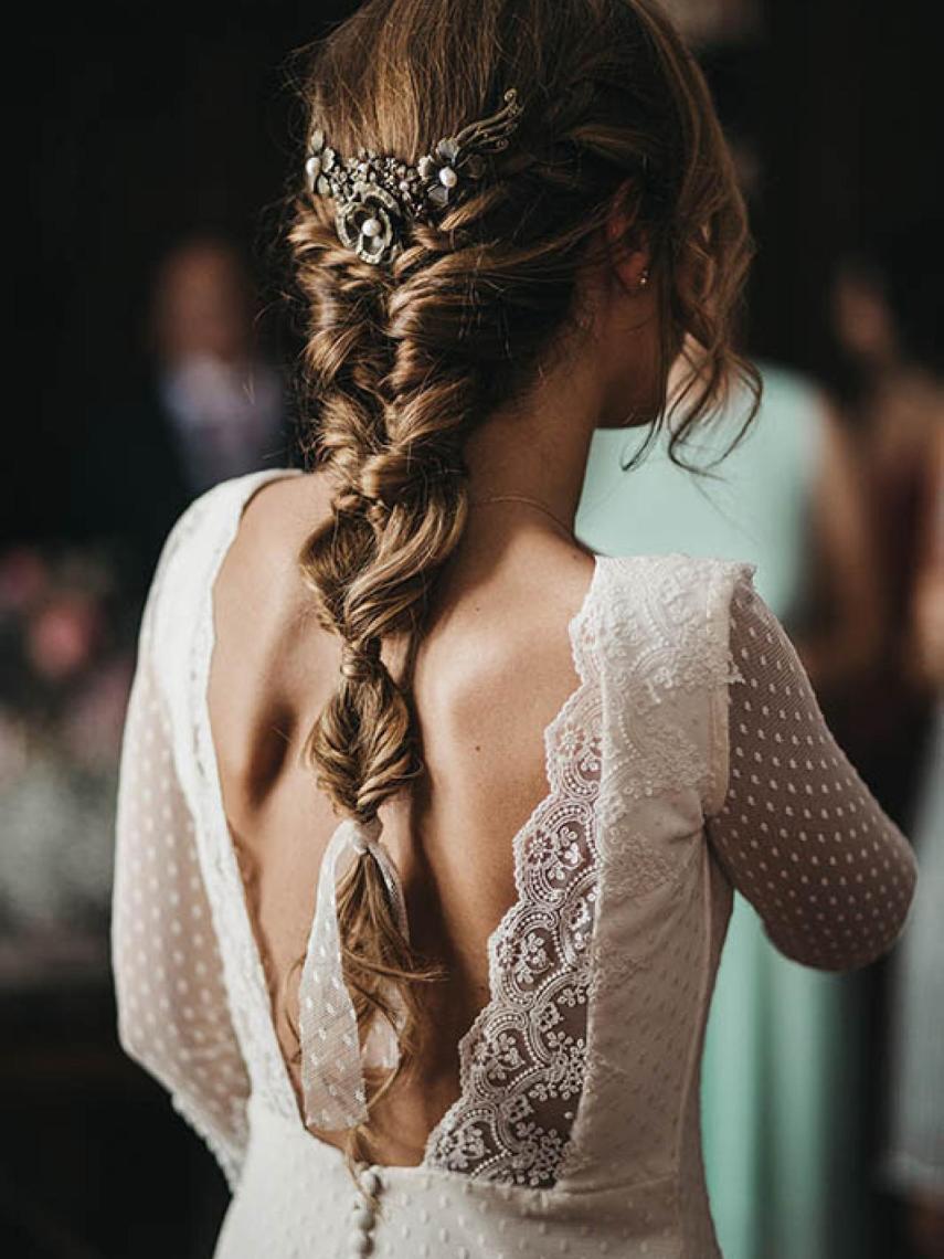 Tocado con trenza para el día de tu boda.