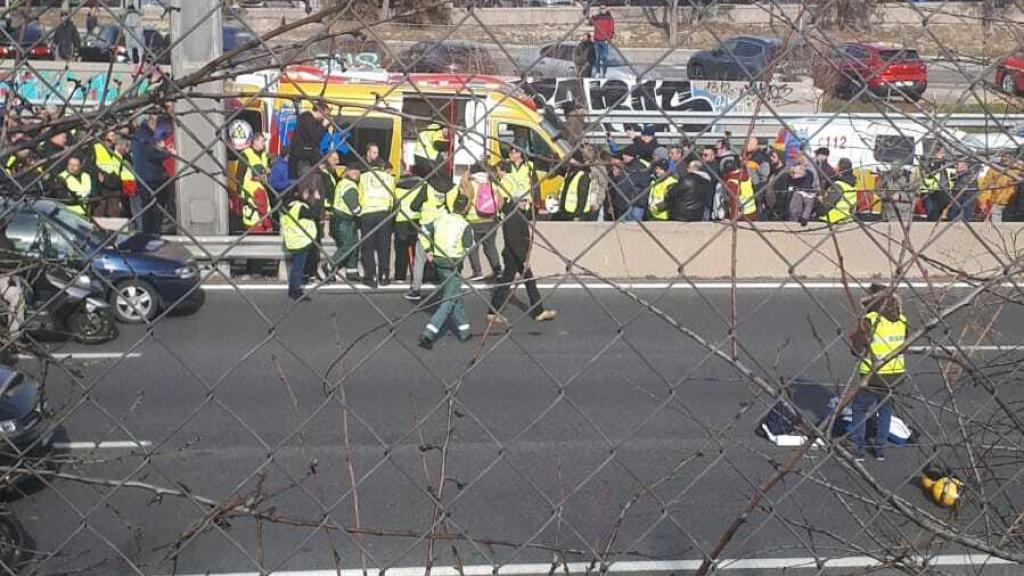Momentos después del atropello del taxista, atendido por sanitarios.