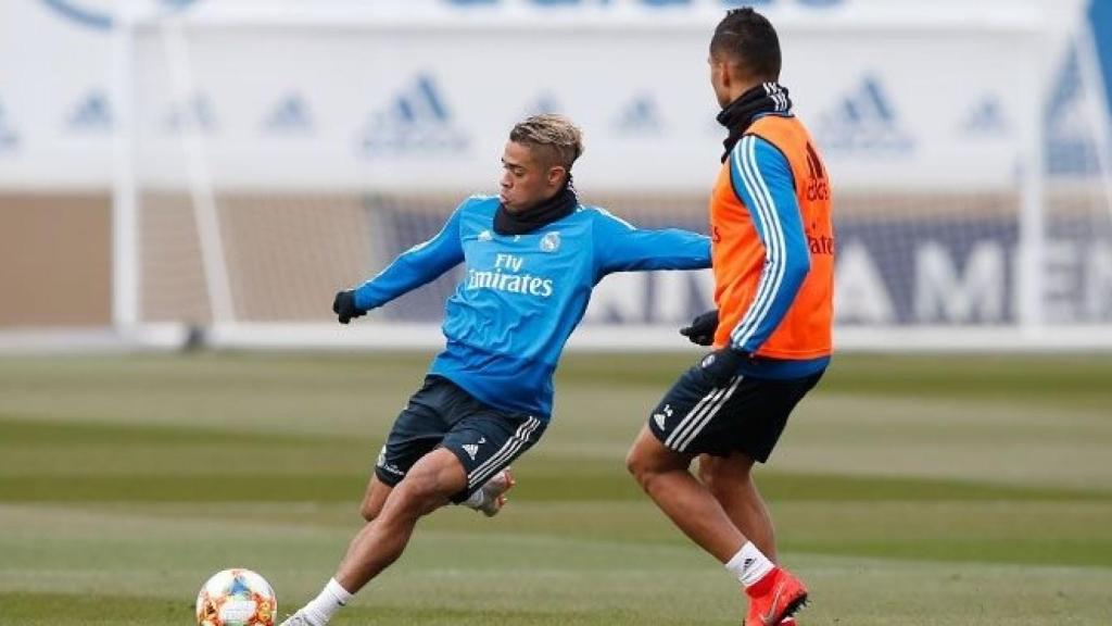 Mariano golpea el balón ante Casemiro