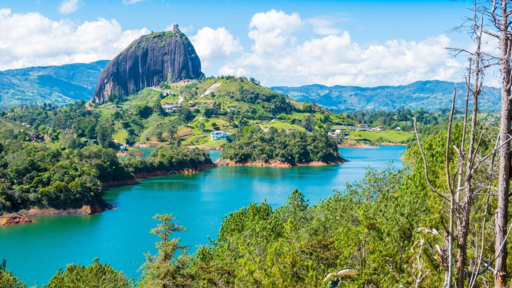 Guatapé, con la Piedra del Peñol presidiendo la escena.