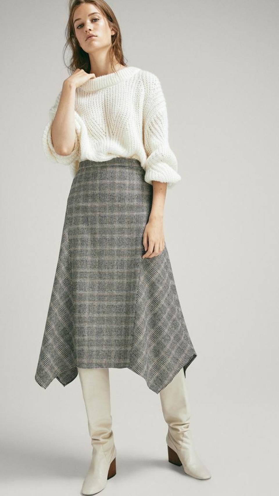 Una modelo luciendo la falda de Massimo Dutti.