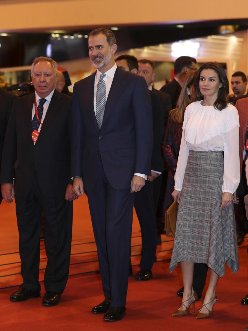 El rey Felipe y la reina Letizia en la parte inicial de IFEMA.