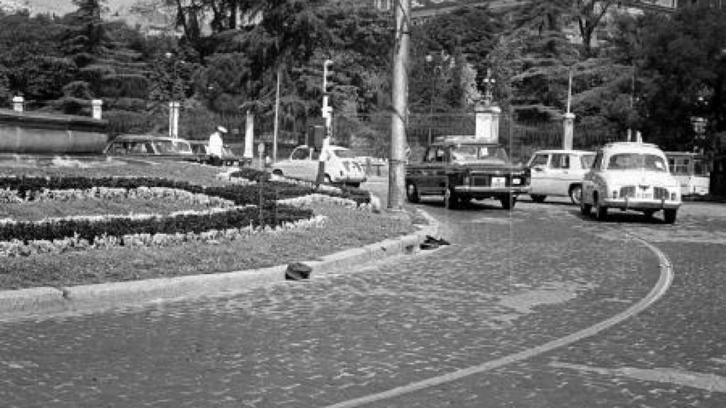 La madrileña plaza de Cibeles aparece llena de gorras durante el motín de las gorras