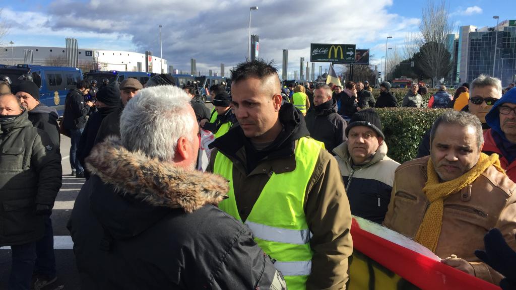 Peseto Loco habla con sus compañeros del taxi frente a Ifema.