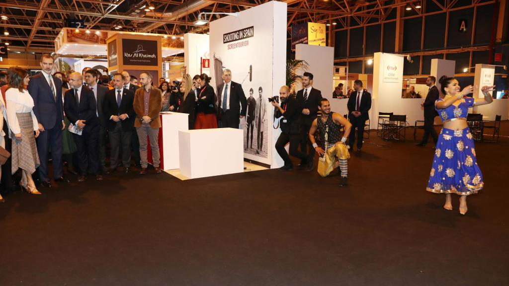 Los reyes Felipe y Letizia ante la actuación de Fitur Cine Screentourism.