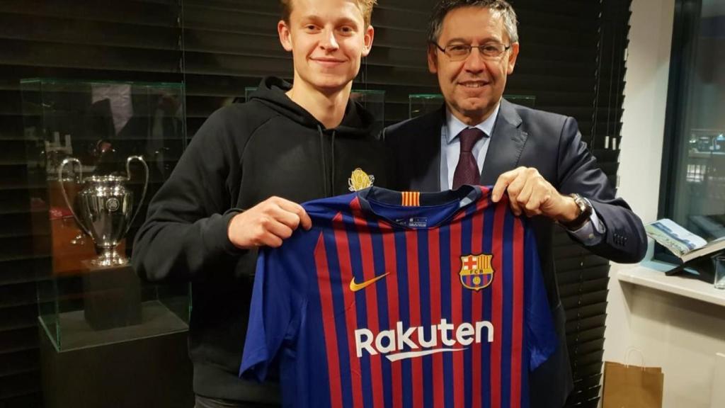 De Jong y Bartomeu posando tras su fichaje. Foto: Twitter (@jmbartomeu)