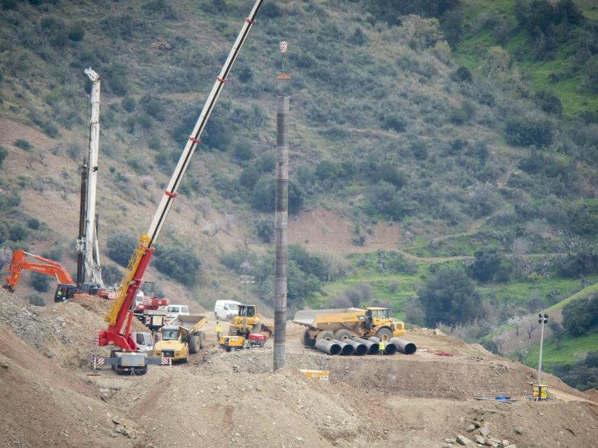 La tubería por la que se han de introducir los mineros sostenida por una grúa. Una vez entre en el pozo abierto, los brigadistas descenderán por su interior para tratar de rescatar a Julen.