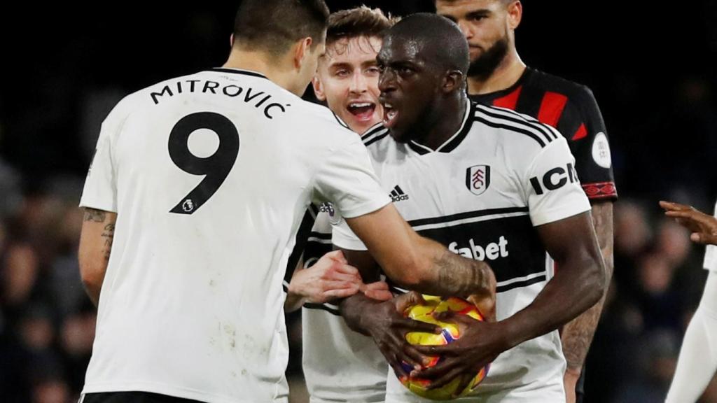 Aboubakar Kamara peleándose con su compañero Mitrovic