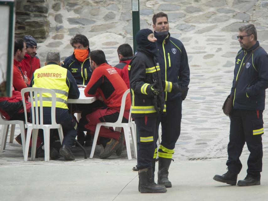 Bomberos que participan en el dispositivo desplegado para el rescate del niño de dos años y medio.