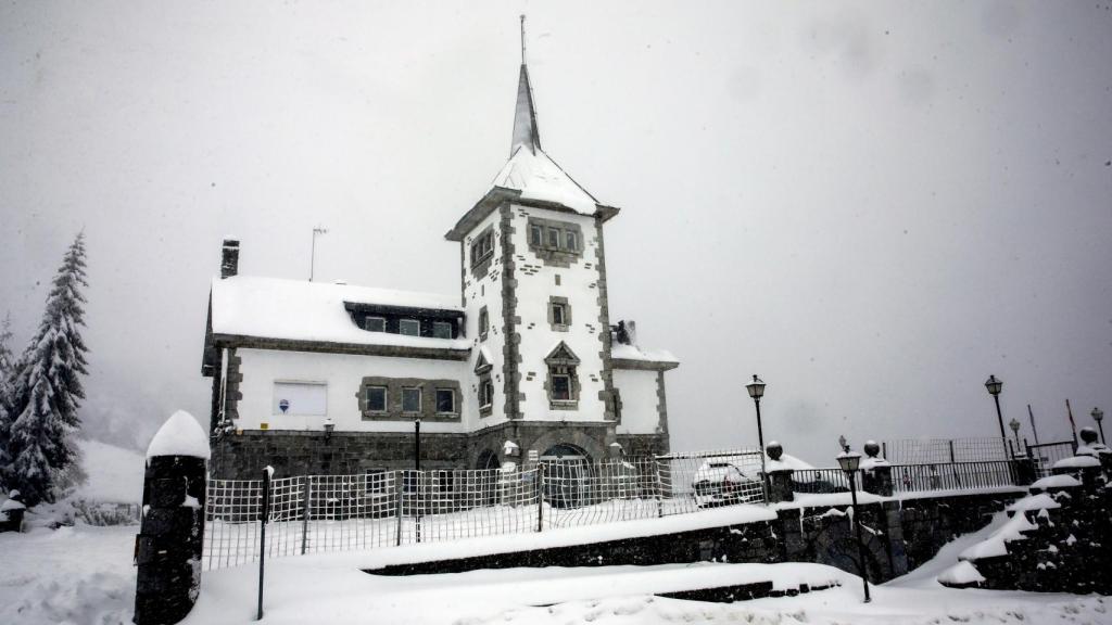 La nieve cubre la villa de Pajares, Asturias. Damián Arienza / Europa Press