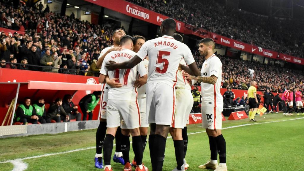 Los jugadores del Sevilla celebran uno de los goles marcados al Barcelona en la Copa del Rey