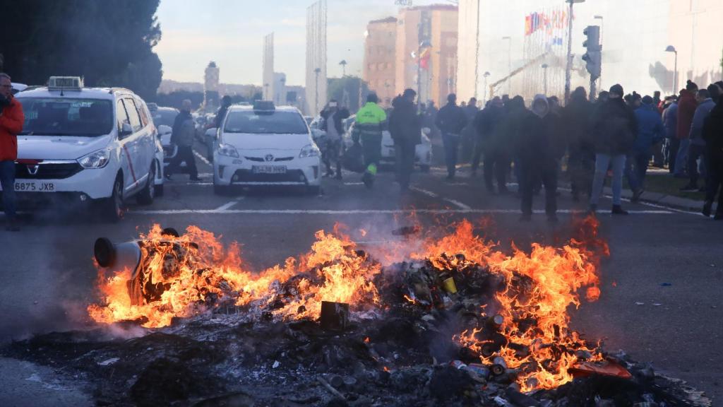 Taxistas se concentran en la entrada de Ifema y cortan el tráfico en la M-40.