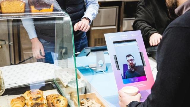 La tecnología biométrica ya es una realidad en los comercios de estas marcas en Barcelona.