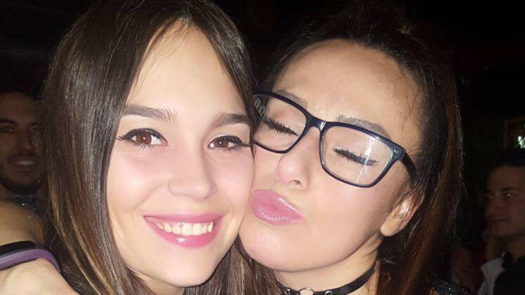Miriam Vallejo, a la izquierda, junto a la amiga con la que vivía en Villanueva de la Torre.