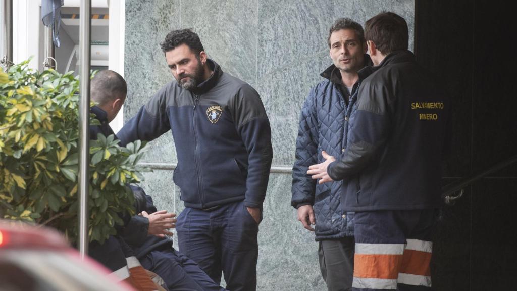 Miembros de la brigada de mineros que han de rescatar a Julen, a las puertas de su hotel la tarde de este miércoles.
