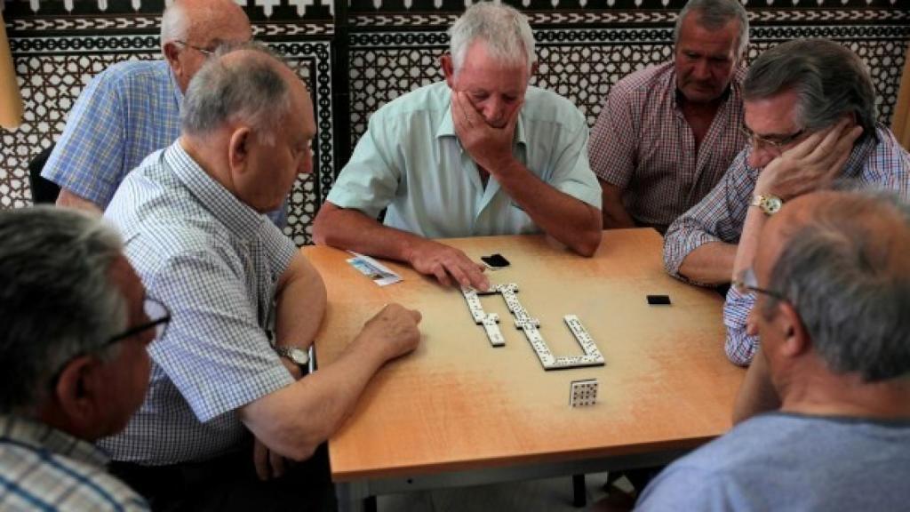 Jubilados jugando al dominó en una residencia