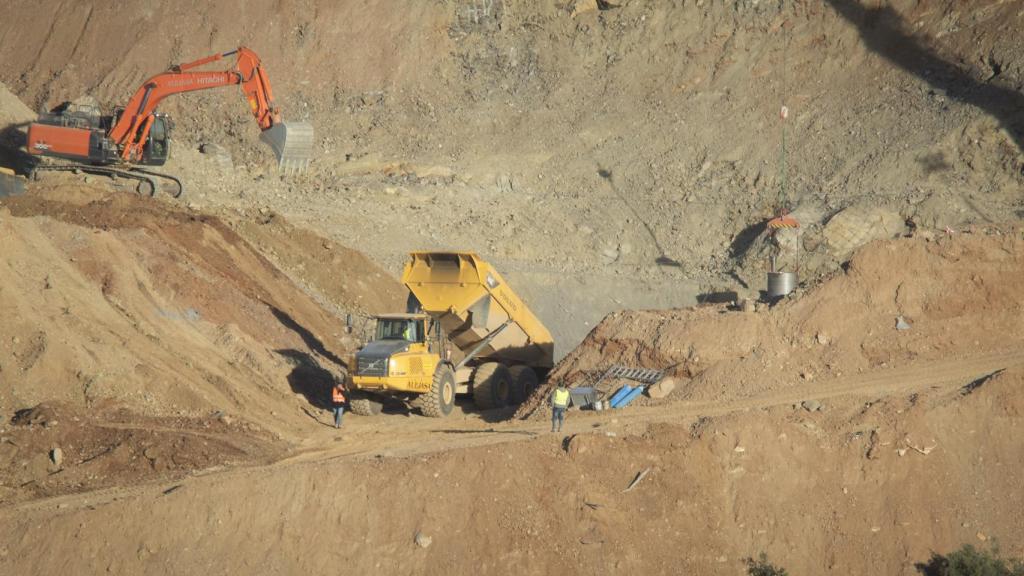 Plataforma donde se observa el tubo de metal por el que van a entrar los mineros.