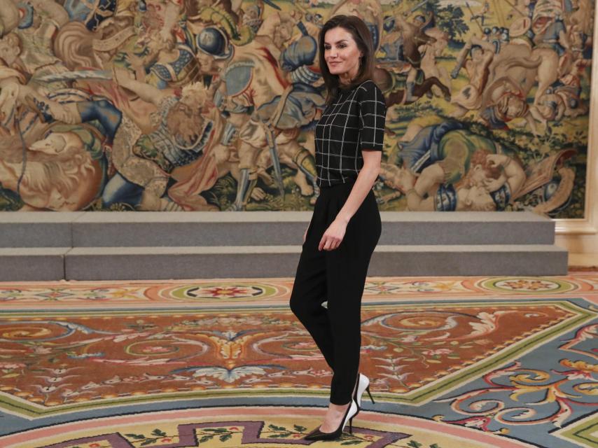 La reina Letizia posa ante los medios antes de recibir a los invitados.