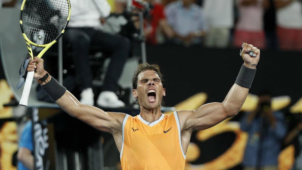 Nadal celebra su victoria sobre Tsitsipas.