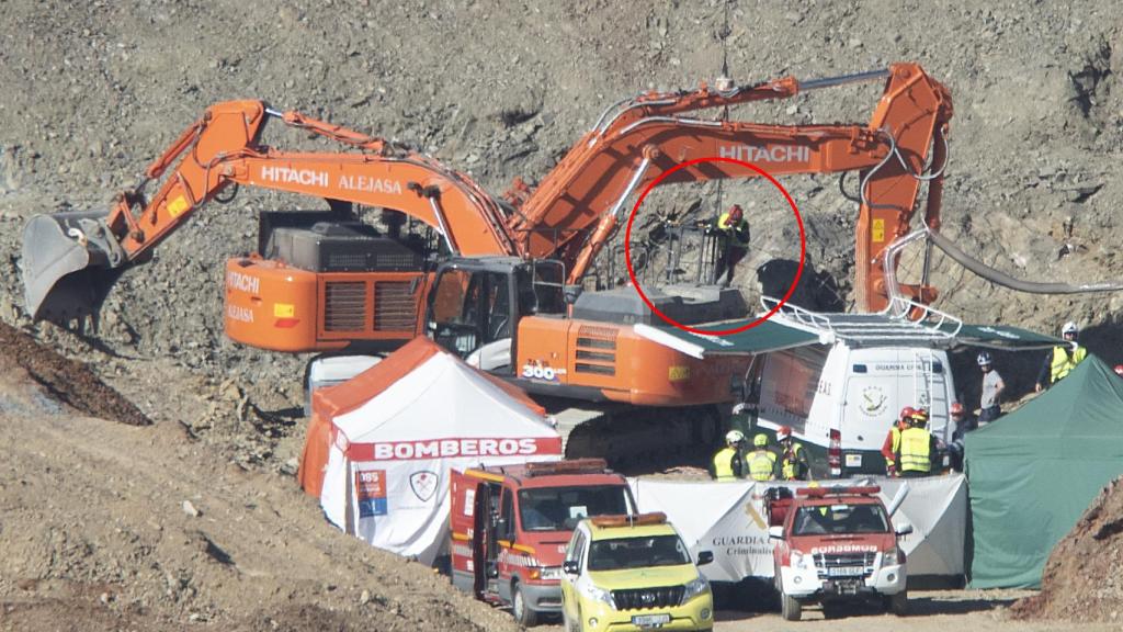 Los mineros comprueban la entrada al pozo de rescate de Julen.