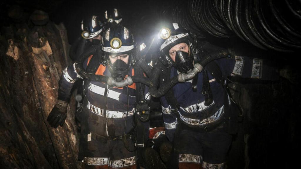 Brigada de mineros asturianos dentro de la mina.