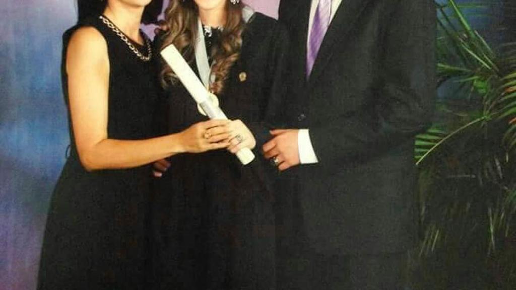 Fabiana Rosales, graduándose en la Universidad.