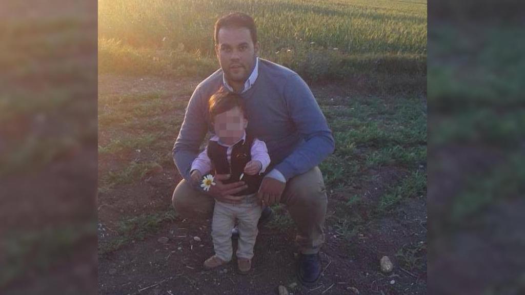 José Antonio, de profesión vigilante de seguridade, en una fotografía con su hijo fallecido