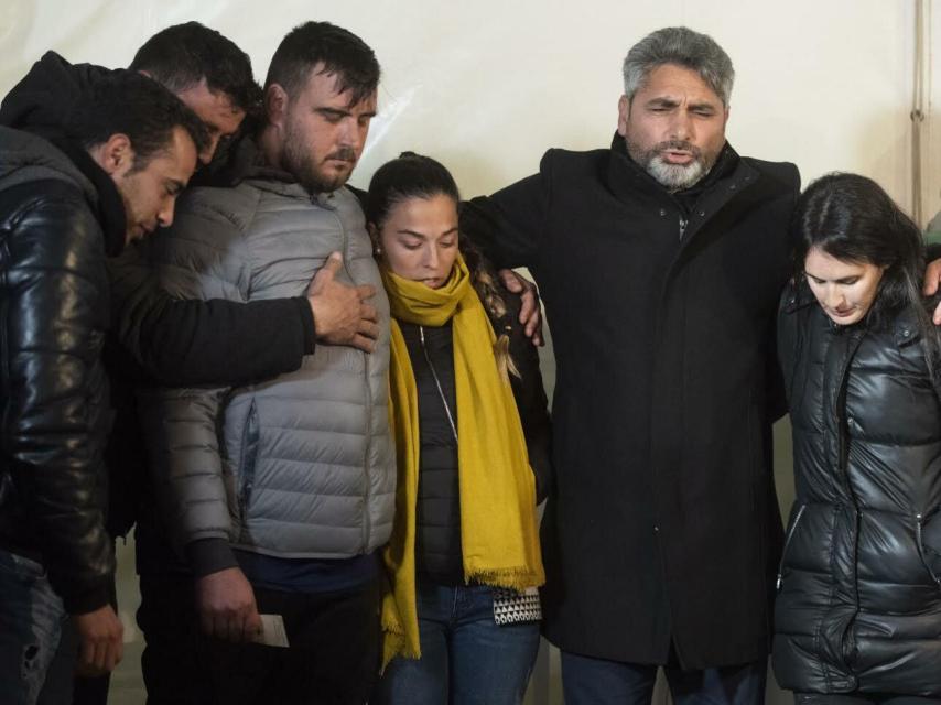 Los padres de Julen acompañados por Juan José Cortés y algunos familiares.