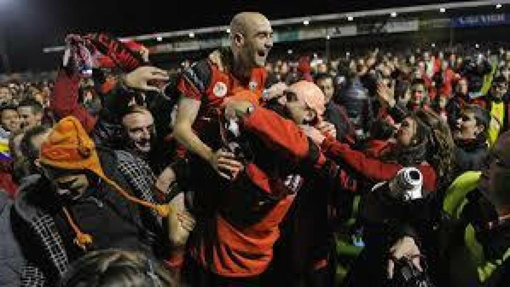 Pablo Infante celebra con la afición del Mirandés el pase a semifinales