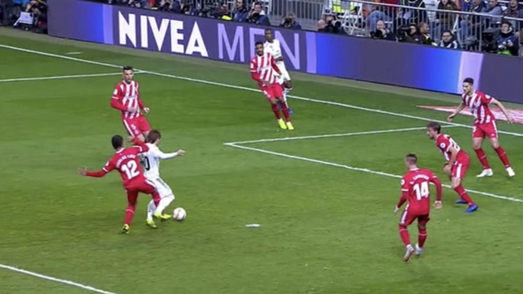 Penalti no pitado sobre Modric