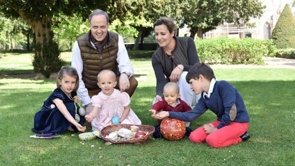 Juan junto a sus hijos en una imagen de sus redes sociales.
