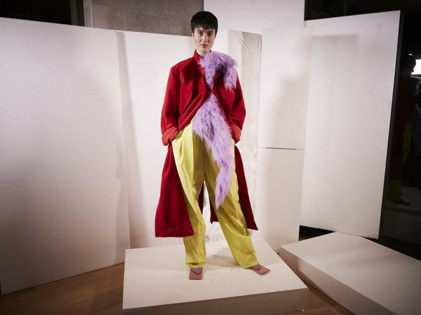 Modelo desfilando para Ernesto Naranjo en Mercedes-Benz Fashion Week Madrid.