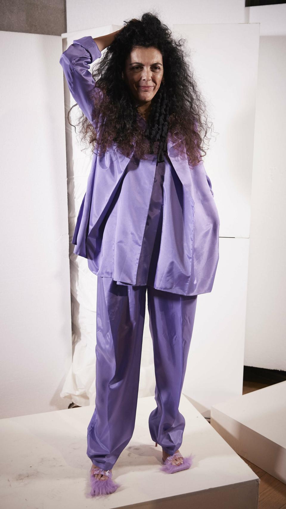 Modelo posando vestida por Ernesto Naranjo.