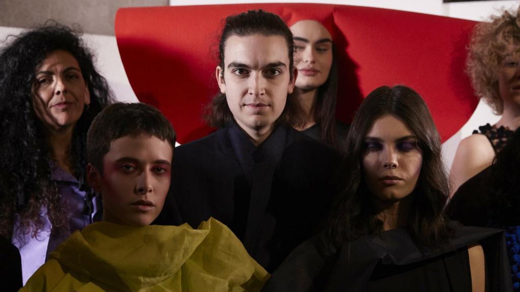 Ernesto Naranjo en el centro con sus modelos alrededor.