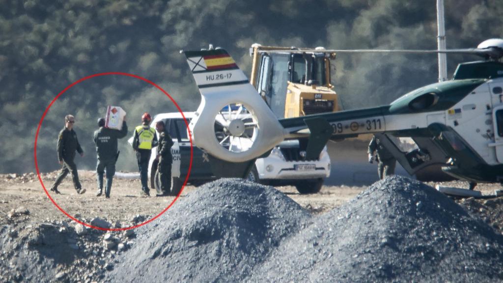 La Guardia Civil llega en helicóptero con más explosivos.