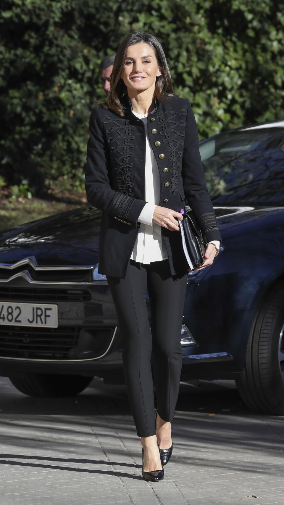 La reina Letizia con uno de sus 'outfits' más sobrios de enero.