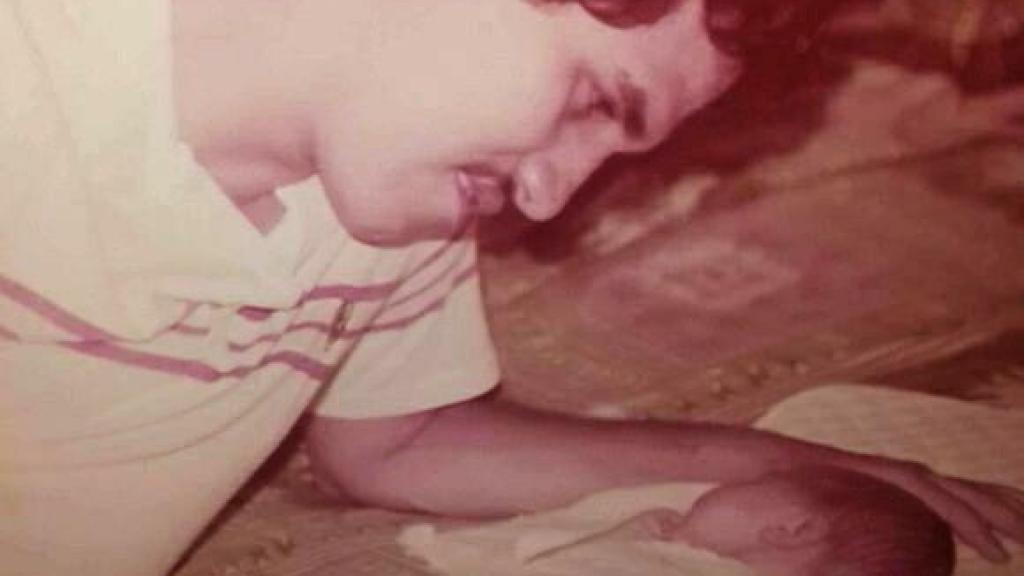 Wilmer Guaidó observa a su hijo Juan con apenas unos meses de vida.