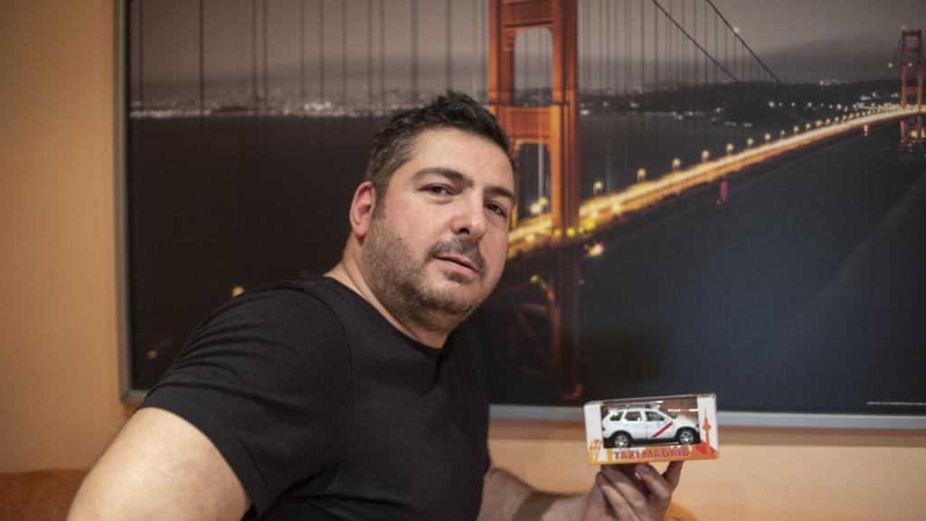 Rubén Donaire posa en su casa con un taxi que le han regalado sus compañeros.