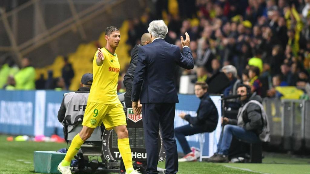 El entrenador del Nantes felicita a Emiliano Sala en un partido. Foto: Twitter (@FCNantes)