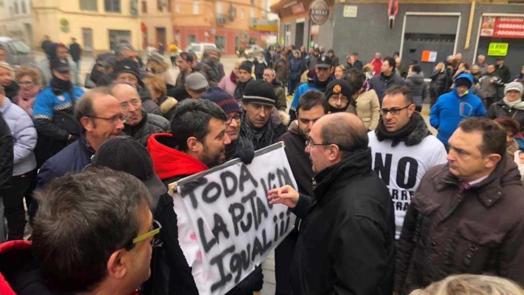 Javier Lambán habla con los vecinos