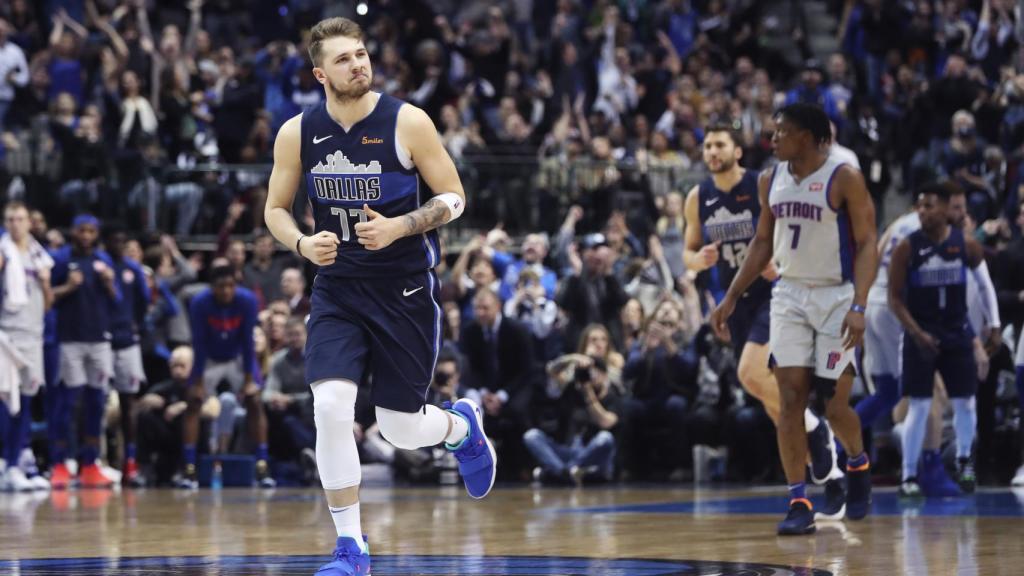 Luka Doncic celebra con los Dallas Mavericks